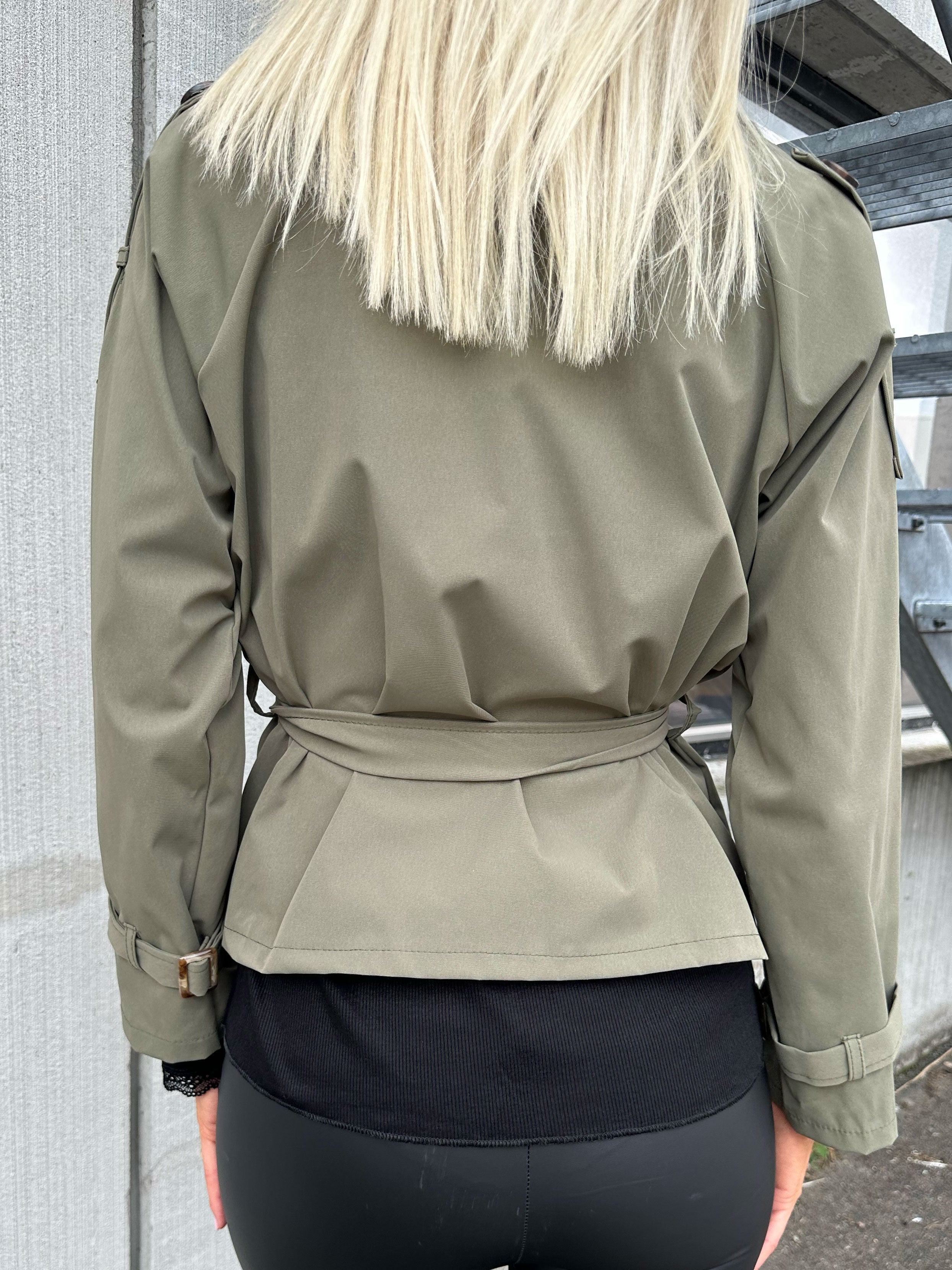 Carmen - Kort trench coat med knapper